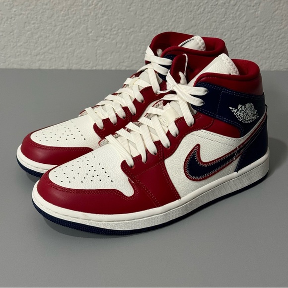 Women’s Nike Air Jordan 1 mid USA Size 8W/6.5M. Brand New!!! 💯 Authentic. - Picture 1 of 9